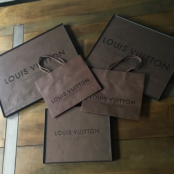 Accessories - Louis Vuitton logo bag with free frame 💁🏼‍♀️🛍🎨